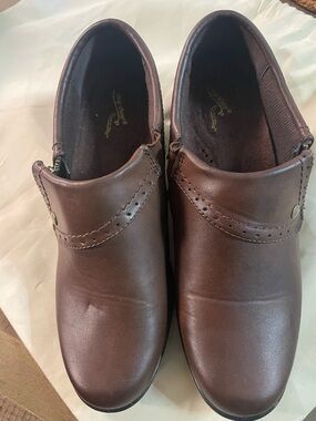 Easy Street Womens Comfort Wave Shooties Brown 9M